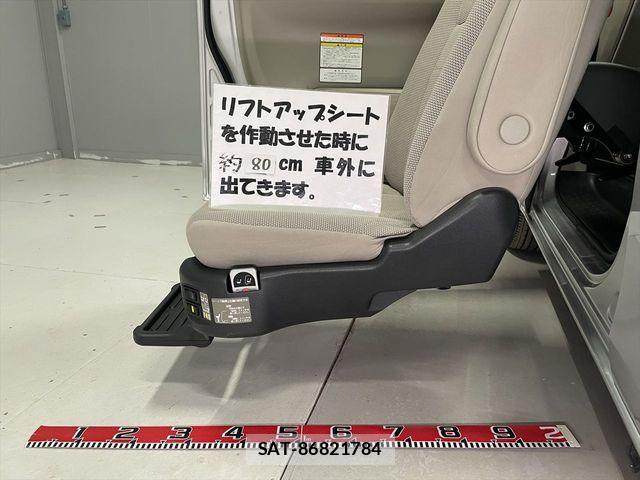 Nissan SERENA 2018-02 1323220-6