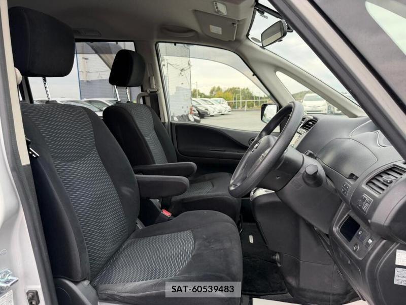 Nissan SERENA 2013 1388633-8