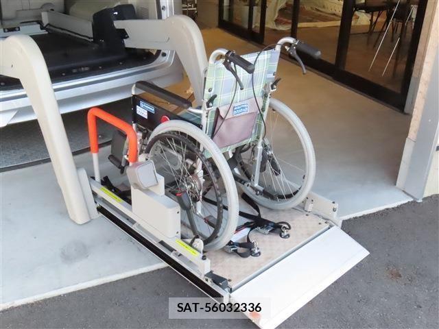 Nissan SERENA 2016-11 1414704-4
