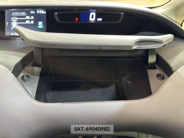 Nissan SERENA 2016-10 6817149-23