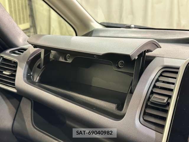 Nissan SERENA 2016-10 6817149-24
