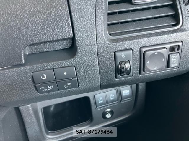 Nissan SERENA 2011-11 6912431-17