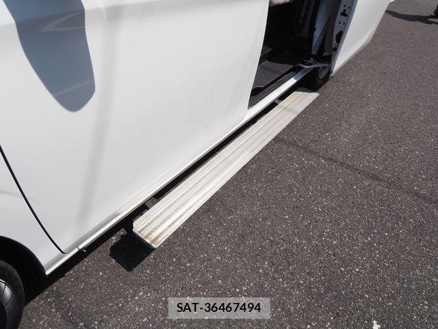 Nissan SERENA 2017-02 7021534-16