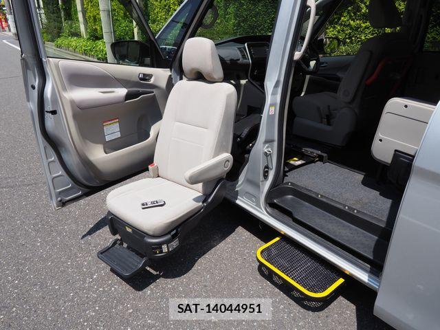 Nissan SERENA 2017-04 7060624-15