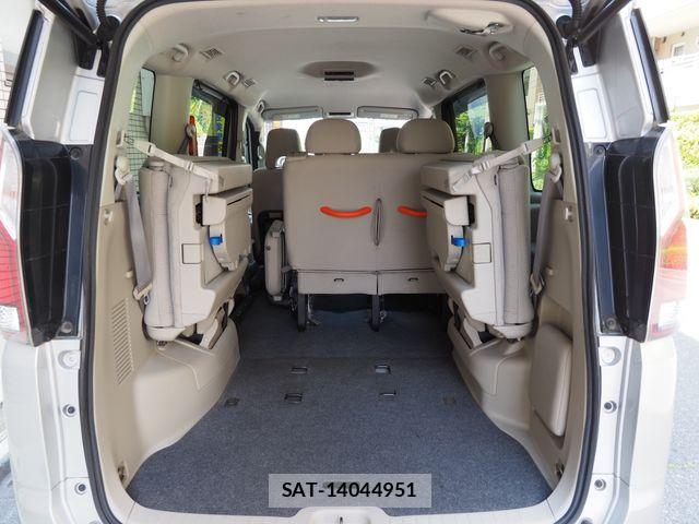 Nissan SERENA 2017-04 7060624-17