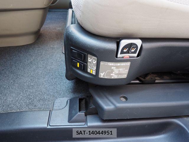 Nissan SERENA 2017-04 7060624-18