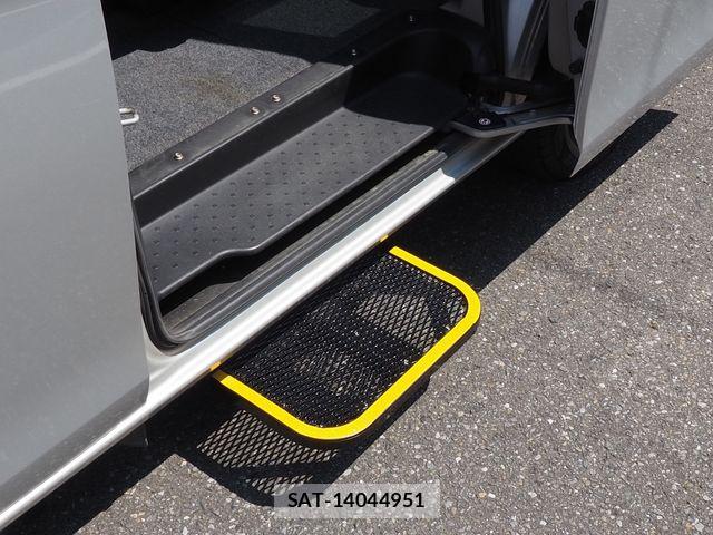 Nissan SERENA 2017-04 7060624-19