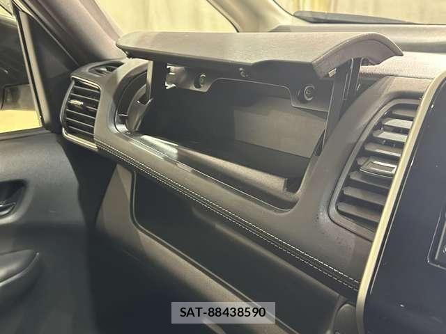 Nissan SERENA 2018-07 7217697-27