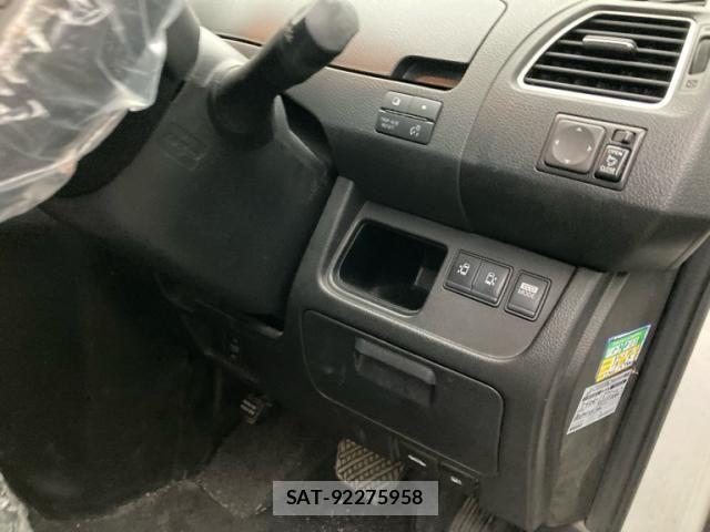 Nissan SERENA 2011-08 7359772-16