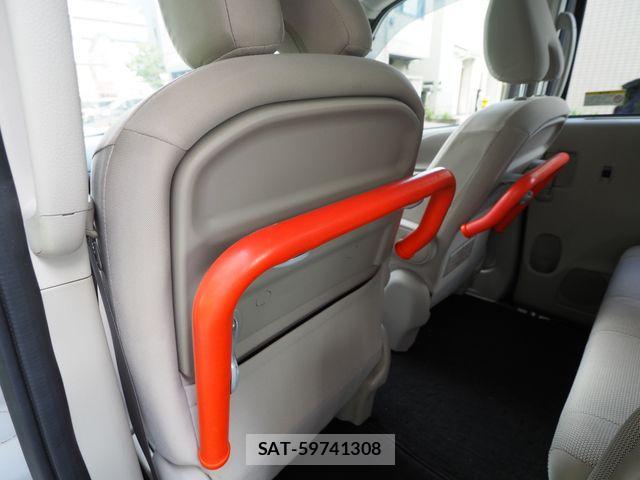 Nissan SERENA 2017-11 7788930-13