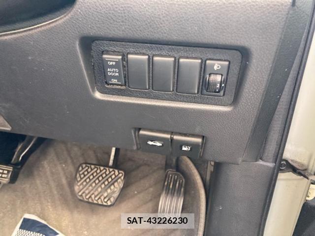 Nissan SERENA 2010-02 8132278-11
