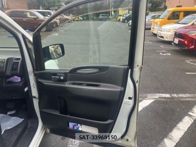 Nissan SERENA 2007-07 8210093-13