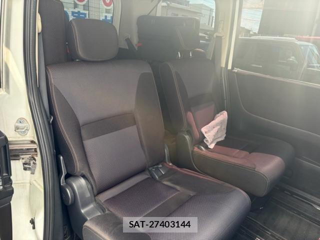 Nissan SERENA 2010-09 8231690-13