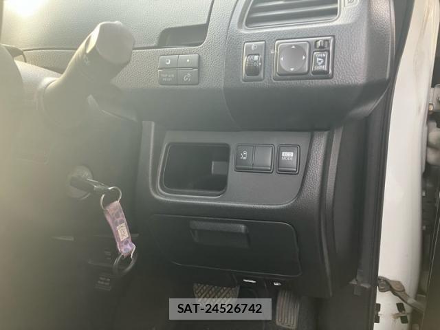 Nissan SERENA 2012-04 8231707-12
