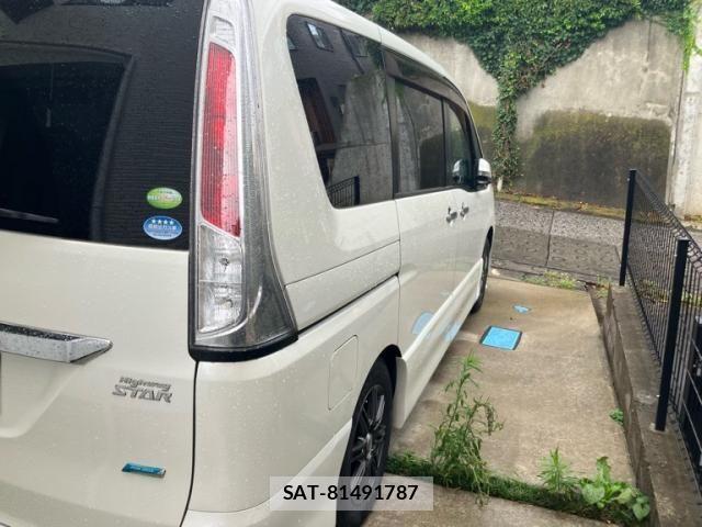 Nissan SERENA 2011-10 8246624-5