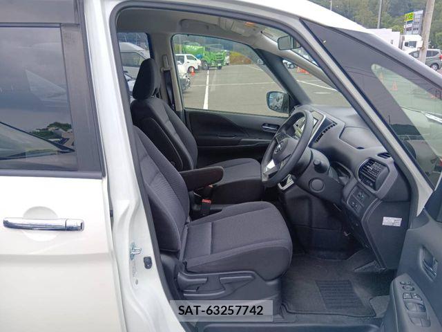 Nissan SERENA 2017-07 8337771-3