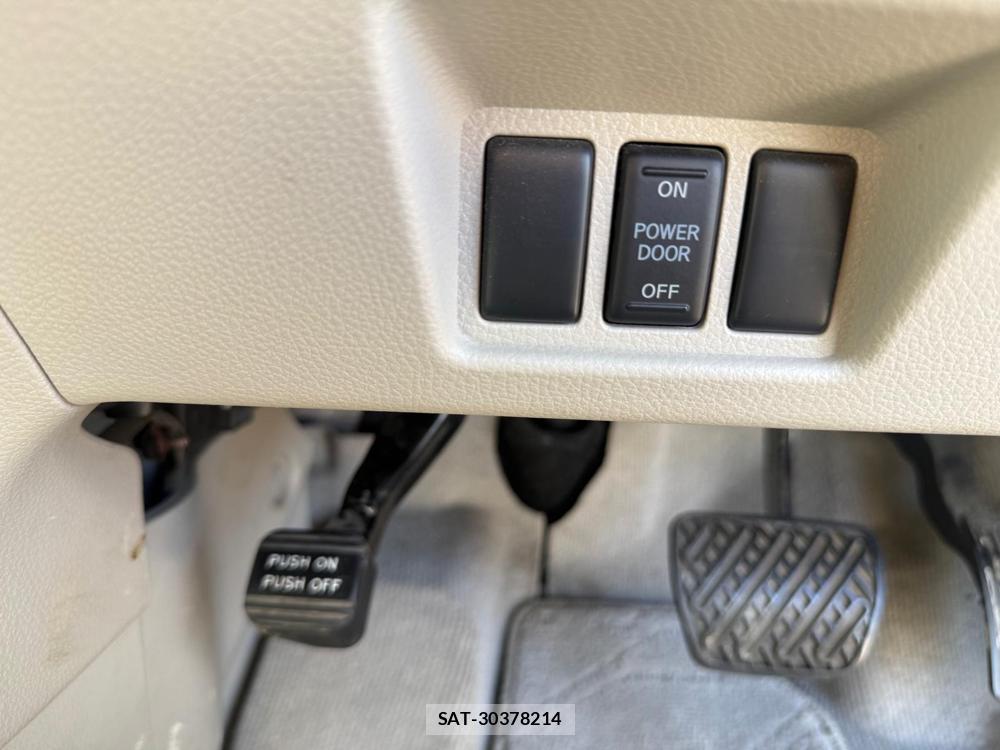 Nissan SERENA 2014-11 1218360-21