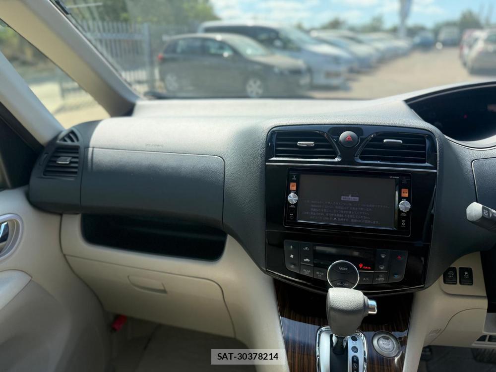 Nissan SERENA 2014-11 1218360-23