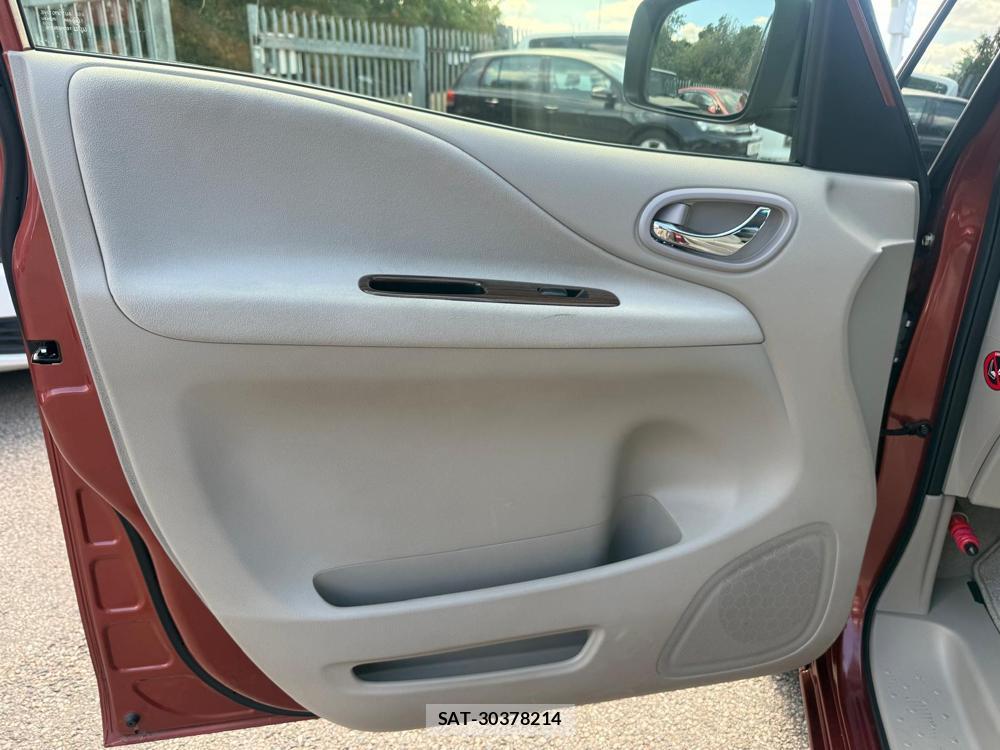Nissan SERENA 2014-11 1218360-29