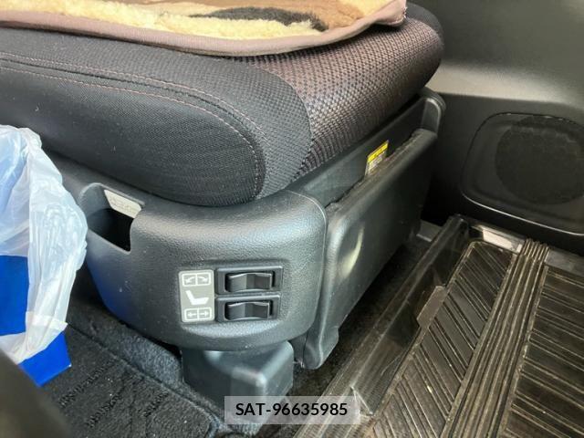 Nissan SERENA 2011-07 8372161-24