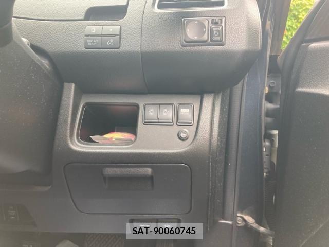 Nissan SERENA 2012-01 8831463-12