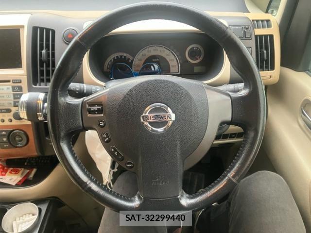 Nissan SERENA 2006-05 8231709-13