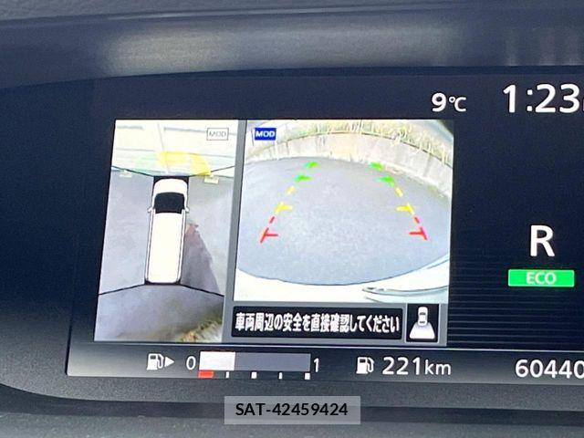 Nissan SERENA 2017-09 6673568-3