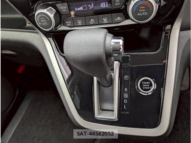 Nissan SERENA 2017-03 6673567-29