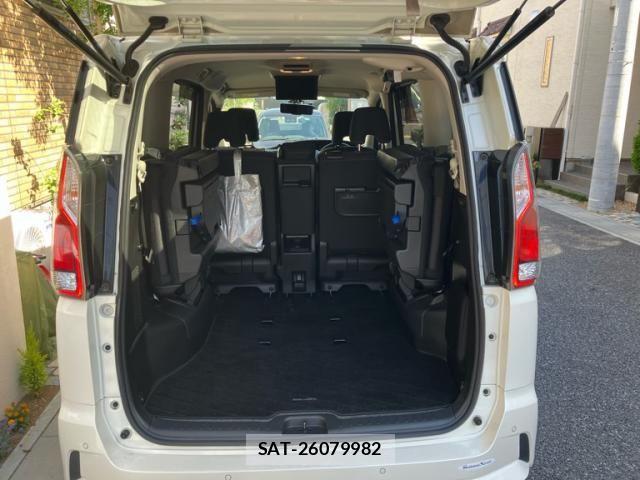 Nissan SERENA 2018-01 7224876-9