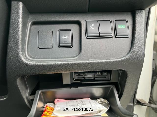 Nissan SERENA 2014-02 7252277-22
