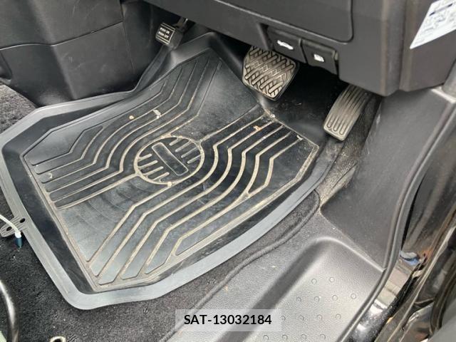 Nissan SERENA 2013-08 8101857-10