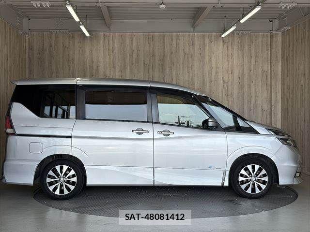 Nissan SERENA 2018-01 8132318-19