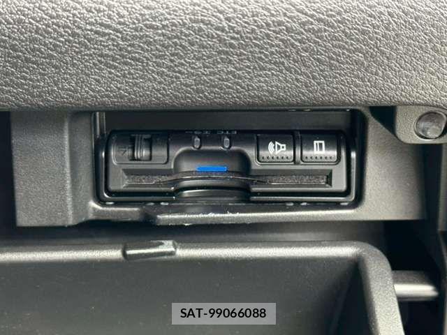 Nissan SERENA 2018-01 8210102-7