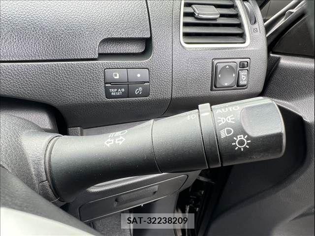 Nissan SERENA 2016-02 8355584-24