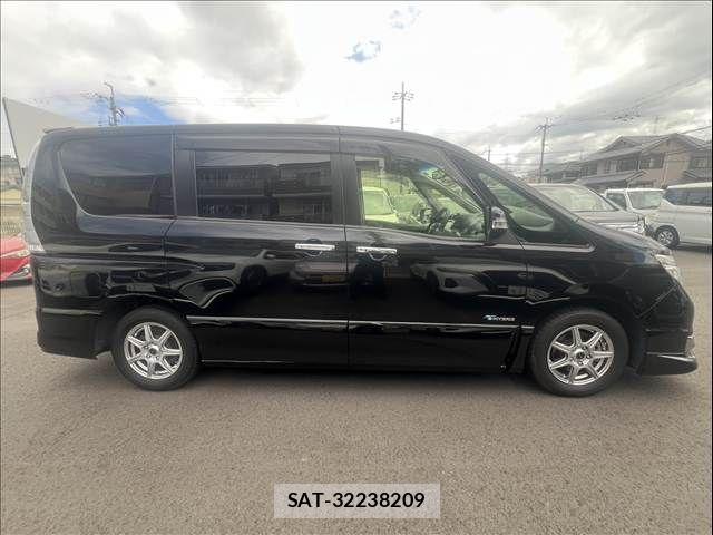 Nissan SERENA 2016-02 8355584-5