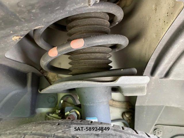 Nissan SERENA 2017-08 8368618-19