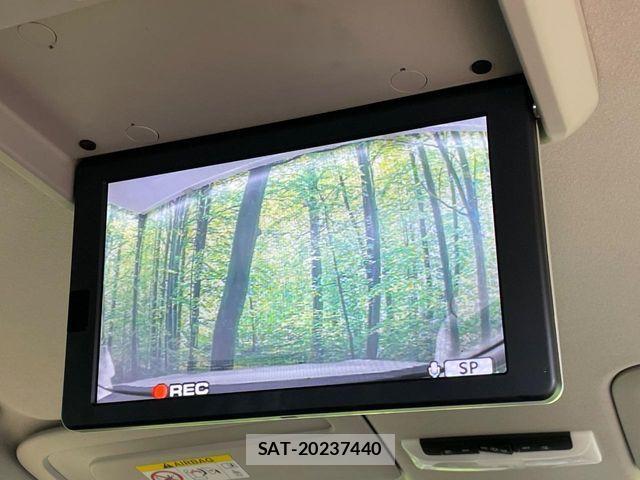 Nissan SERENA 2018-01 8368614-6