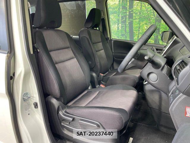 Nissan SERENA 2018-01 8368614-7