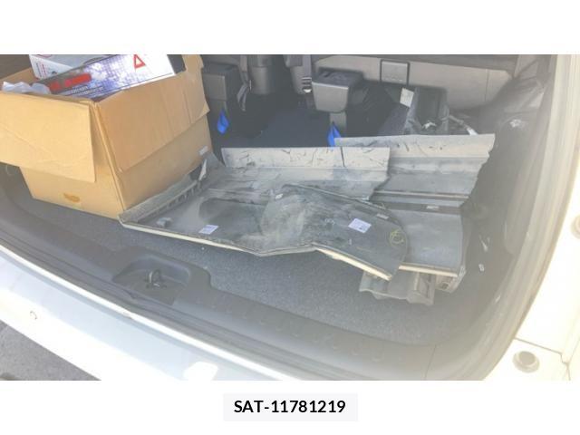 Nissan SERENA 2017-08 8368647-9