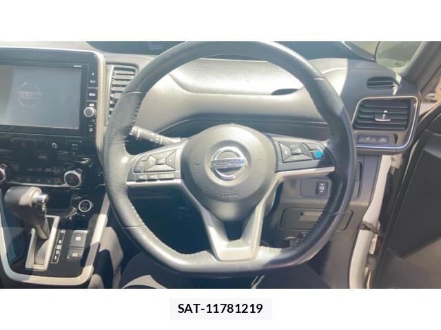 Nissan SERENA 2017-08 8368647-21
