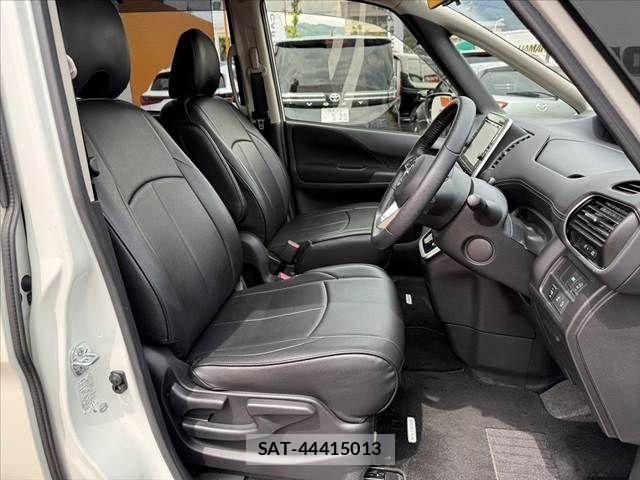 Nissan SERENA 2017-09 8563510-15