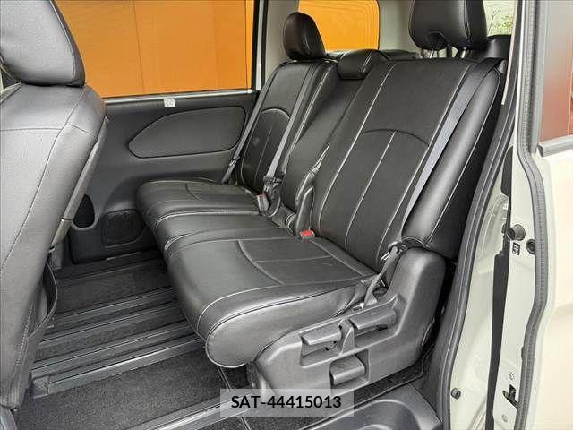 Nissan SERENA 2017-09 8563510-17