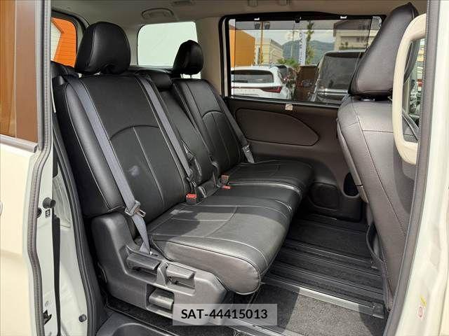 Nissan SERENA 2017-09 8563510-19