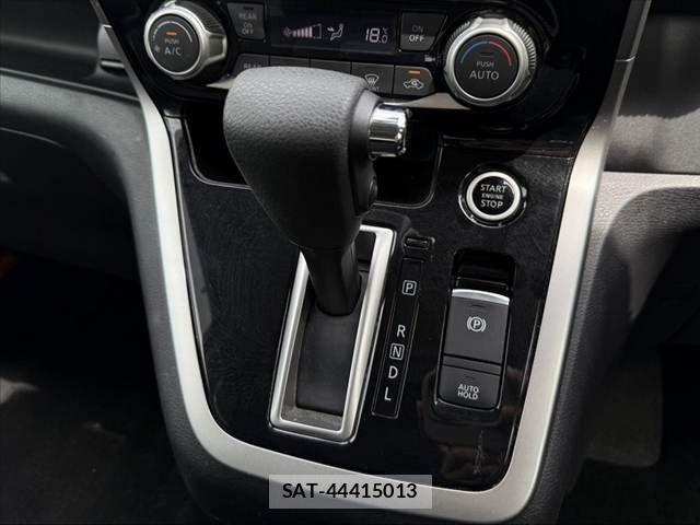 Nissan SERENA 2017-09 8563510-24