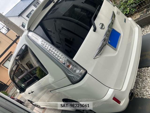 Nissan SERENA 2013-11 8745790-4