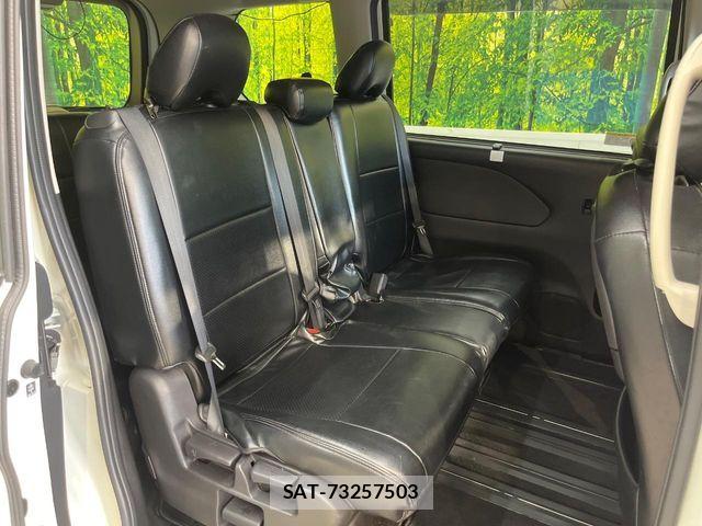 Nissan SERENA 2016-10 8745780-8