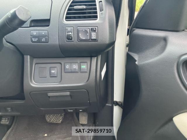 Nissan SERENA 2014-05 8831526-21