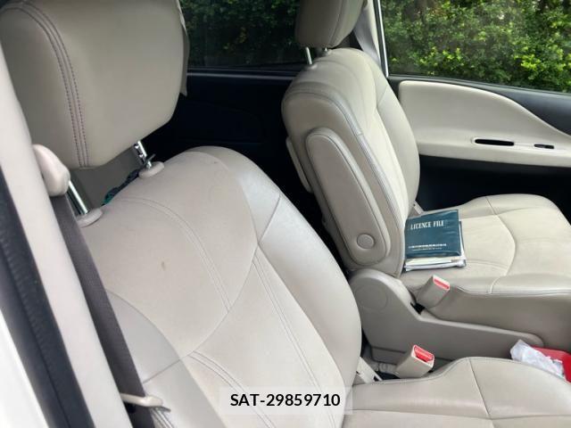 Nissan SERENA 2014-05 8831526-23