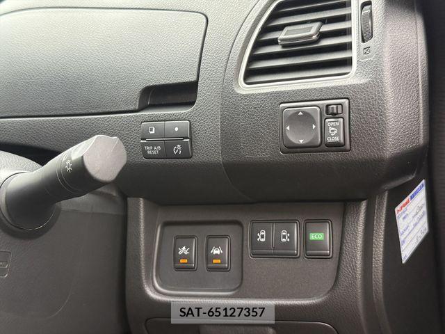 Nissan SERENA 2014-10 8831504-24