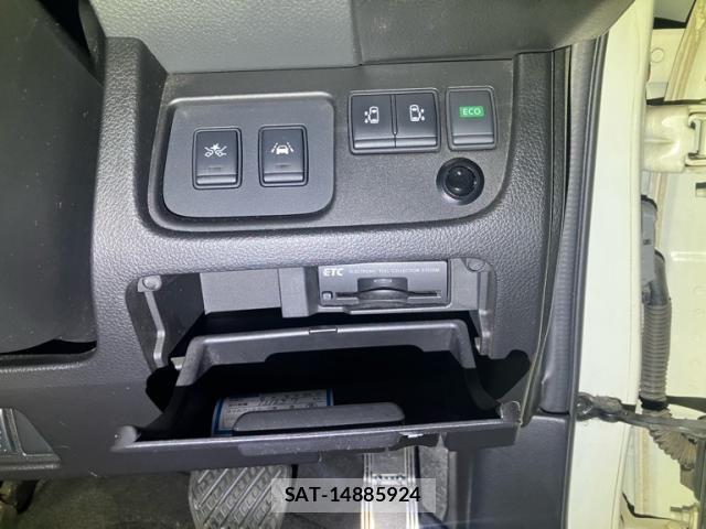 Nissan SERENA 2014-01 8831522-15